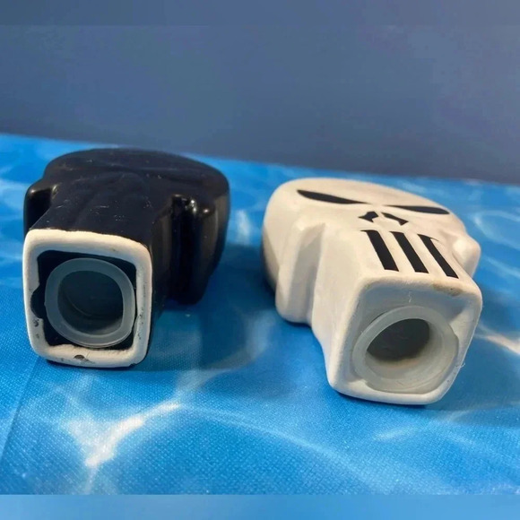 Marvel The Punisher - Black & White Skull Logo Ceramic Salt & Pepper Shaker Set - Picture 8 of 11